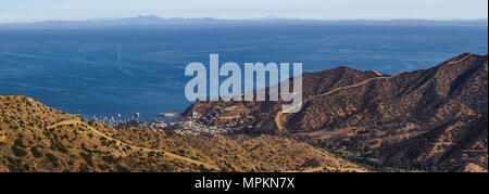 Ansicht von Avalon Stadt und Hafen von Santa Catalina Island, mit Blick auf die südlichen Kalifornien Küste in der Ferne. Stockfoto