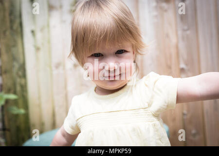 18 Monate altes Mädchen Kleinkind Stockfoto