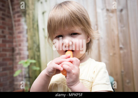 18 Monate altes Mädchen Kleinkind Stockfoto