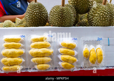 Frisch geschälten Durian zum Verkauf auf dem Markt in Thailand. Stockfoto