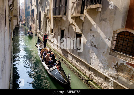 Gondeln Überführung von Touristen auf die Kanäle in Venedig Stockfoto