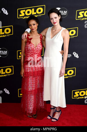 Thandie Newton (links) und Phoebe Waller-Bridge (rechts) die Teilnahme an einem speziellen Screening von Solo: ein Star Wars Geschichte am BFI Southbank, London. Stockfoto