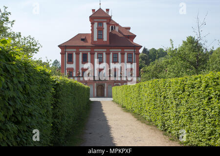 Der hedge-Pfad vor Schloss Troja in Prag in der Tschechischen Republik Stockfoto