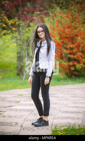 Jugendlicher Mädchen auf Kamera. Im freien Porträt der schöne Junge brünette Mädchen im Park. Stockfoto