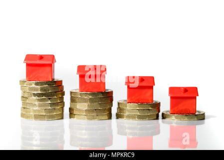 Miniatur Häuser ruhen auf Neue pound Münze Stapel Konzept für property Ladder, Hypothek und Real Estate Investment Stockfoto