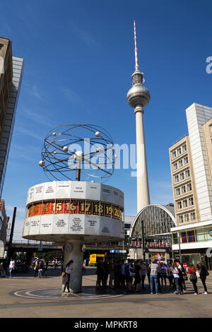 BERLIN, DEUTSCHLAND - 15 April 2018: Urania Weltzeituhr von 1969 auf einen öffentlichen Platz auf den Alexanderplatz mit Fernsehturm Television Tower am 15. April 2018 in Stockfoto