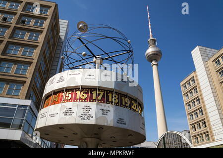 BERLIN, DEUTSCHLAND - 15 April 2018: Urania Weltzeituhr von 1969 auf einen öffentlichen Platz auf den Alexanderplatz mit Fernsehturm Television Tower am 15. April 2018 in Stockfoto