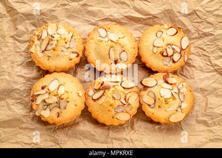 Einstellen der Französischen almond Cookies auf Zerknitterten braunen Papier Stockfoto