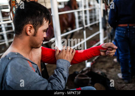 Rodeo Expogan 20 mayo 2018. (Foto: NortePhoto/Luis Gutierrez) Cowboys Sport, Reiten und Stier reiten, ein starkes Signal in Chihuahua, Sonora und Baja California Mex. und den benachbarten Staaten der Vereinigten Staaten gefolgt. Männer für die Herrlichkeit in nur 8 Sekunden, um die ersten Plätze des Rodeo in extremen Sporen. Das Rodeo ist eine traditionelle Amerikanische extreme Sport mit Einflüssen aus der Geschichte der spanischen Cowboys und mexikanischen Charros. Es besteht aus Reiten wilde Fohlen oder wildes Vieh (Wie lenkt und Bullen) und die Durchführung von verschiedenen Übungen, wie das Werfen der Lasso, rejonear, etc. Stockfoto