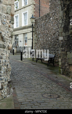 Gepflasterte Straße, die durch den Bogen in Lewes, Sussex Stockfoto