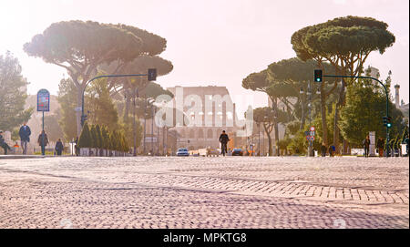 Italien, Rom, 13. März/2018 Imperial Forum Street, Menschen zu Fuß in der Dämmerung an einem bewölkten Tag Stockfoto