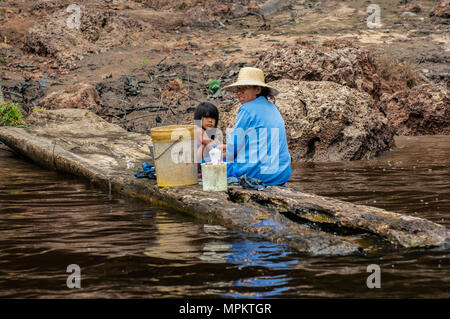 Mutter und Tochter Wäsche in das Wasser des Amazonas, Brasilien Stockfoto