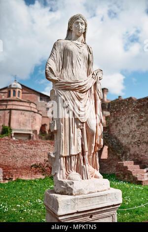 Rom, Statue im Haus des Vestals in die archäologische Stätte von der Kaiserlichen Foren Stockfoto