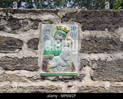 Jungfrau und Mutter und Baby Jesus Fliesen in der Wand eingebettet in der Altstadt von St. Augustine, Florida, USA, 2018, © katharine Andriotis Stockfoto