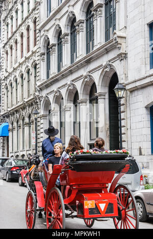 Montreal Kanada, Provinz Quebec, Rue Sainte Helene, Vieux Montreal, Kutsche mit Pferdeschlitten, Architektur, historische Gebäude, Skyline der Stadt, Kanada07070705 Stockfoto
