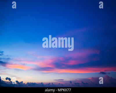 Dunkelblauen Himmel Sonnenuntergang über der Insel Penang Stockfoto