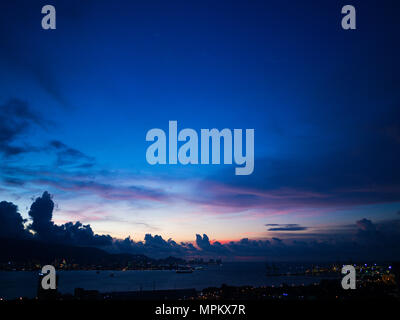 Dunkelblauen Himmel Sonnenuntergang über der Insel Penang Stockfoto