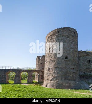 Die Brücke, an der Wand und Türme der Festung Koporye in der Region Leningrad, Russland. Stein Fort gebaut von 1297 Stockfoto