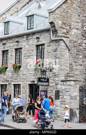 Montreal Kanada, Provinz Quebec, Vieux Montreal, Rue Saint Paul, historische Gebäude, Skyline der Stadt, Stadtbild, Familien, Kinderwagen, Besucher reisen auf Reisen Stockfoto
