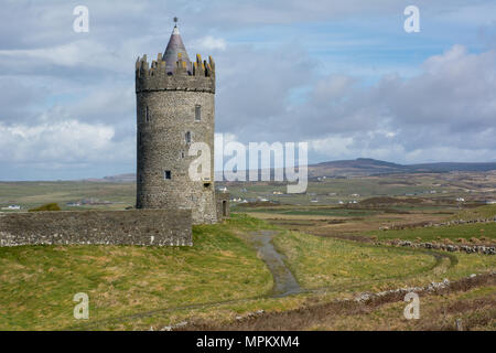 Doonagore Castle in der Nähe von Doolin auf den wilden Atlantik weg in der Grafschaft Clare an der Westküste von Irland Stockfoto