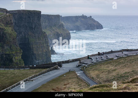 Besucher Bereich an den Klippen von Moher entlang der wilden Atlantik, im County Clare in Irland Stockfoto