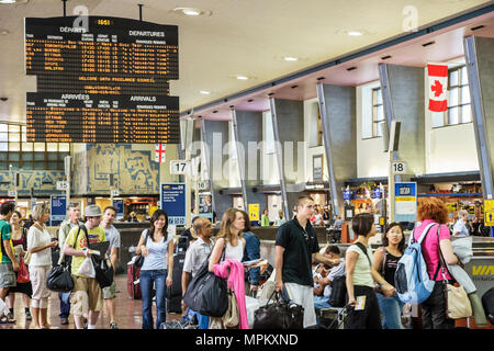 Montreal Kanada, Provinz Quebec, Gare Centrale, Hauptbahnhof, Fahrplan, Ticketausstellung, Passagierfahrer, Ankünfte, Abflüge, Besucher Stockfoto