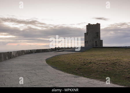 O'Brien's Tower an den Klippen von Moher entlang der wilden Atlantik, im County Clare in Irland Stockfoto