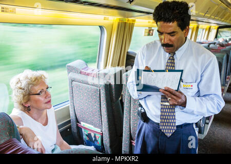 Montreal Kanada, Provinz Quebec, MIT dem Zug, Personenzug nach Quebec City, asiatischer Mann, männlicher Portier, nimmt Menübestellung an, Erwachsene Erwachsene Frau Frauen weibliche Dame, se Stockfoto
