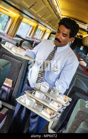 Montreal, Kanada, Provinz Quebec, MIT dem Zug, Personenzug nach Quebec City, asiatischer Mann, männlicher Gepäckträger, Beförderung von Essenschalen, Service, Kanada070708113 Stockfoto
