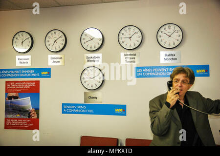 Kanada, Kanada, Nordamerika, Amerikaner, Charny, VIA Rail Bahnhof, Uhren, Provinzen, Zeitzonen, Erwachsene Erwachsene Männer Männer, Pay-Telefon, Telefone, Besucher t Stockfoto