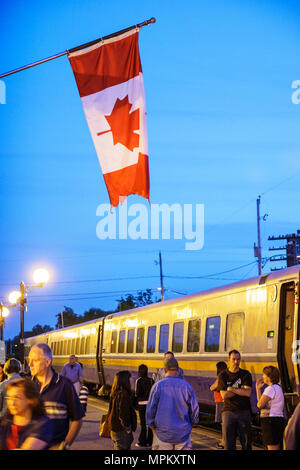 Kanada, Kanada, Nordamerika, Amerikaner, Charny, VIA Rail Bahnhof, Plattform, Flagge, Passagiere Passagiere Fahrer, Abenddämmerung, Abend, Besucher reisen Reise Stockfoto
