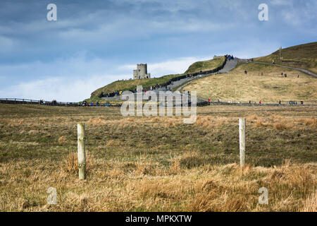 O'Brien's Tower am Visitor Center in die Klippen von Moher entlang der wilden Atlantik, im County Clare in Irland Stockfoto