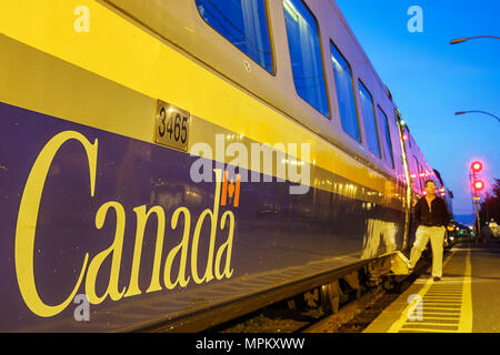 Kanada, Kanada, Nordamerika, Amerika, Charny, VIA Rail Bahnhof, VIA Rail PKW, Plattform, Dämmerung, Abend, Besucher reisen Reise Tour Stockfoto