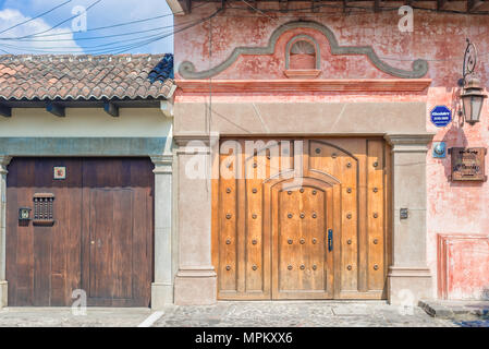 Antigua, Guatemala - Dezember 6, 2016: architektonisches Detail im malerischen Haus im Kolonialstil in Antigua, Guatemala. Stockfoto