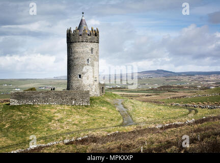 Doonagore Castle in der Nähe von Doolin auf den wilden Atlantik weg in der Grafschaft Clare an der Westküste von Irland Stockfoto
