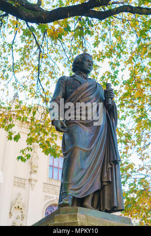 Statue des deutschen Philosophen Friedrich Wilhelm Joseph Schelling (1861) von Friedrich Brugger, auf der Maximilianstraße, München, Deutschland Stockfoto