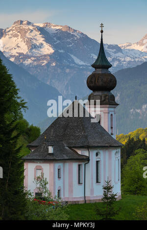 Pilgernde Kirche Maria Gern, mit einem Sonnenaufgang Blick richtung Berg Watzmann, Berchtesgaden, Bayern, Deutschland Stockfoto