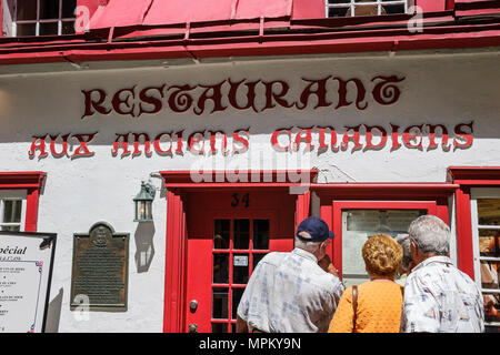 Quebec Kanada, Oberstadt, Rue Saint Louis, Restaurant aux Anciens Canadiens, Paare, Menü, Eingang, Vorderseite, Restaurants, Kanada070710071 Stockfoto