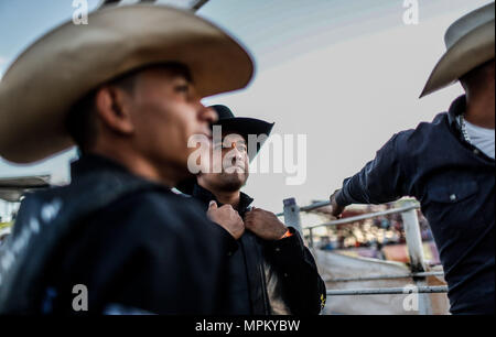 Rodeo Expogan 20 mayo 2018. (Foto: NortePhoto/Luis Gutierrez) Cowboys Sport, Reiten und Stier reiten, ein starkes Signal in Chihuahua, Sonora und Baja California Mex. und den benachbarten Staaten der Vereinigten Staaten gefolgt. Männer für die Herrlichkeit in nur 8 Sekunden, um die ersten Plätze des Rodeo in extremen Sporen. Das Rodeo ist eine traditionelle Amerikanische extreme Sport mit Einflüssen aus der Geschichte der spanischen Cowboys und mexikanischen Charros. Es besteht aus Reiten wilde Fohlen oder wildes Vieh (Wie lenkt und Bullen) und die Durchführung von verschiedenen Übungen, wie das Werfen der Lasso, rejonear, etc. Stockfoto