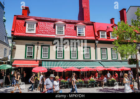 Quebec Canada, Upper Town, Rue Sainte Anne, Le Relais De La Place D'Armes, Restaurant Restaurants Essen Essen Essen Cafe Cafés, Außenterrasse mit Tischen auf dem Bürgersteig Stockfoto