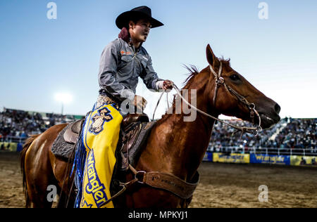 Rodeo Expogan 20 mayo 2018. (Foto: NortePhoto/Luis Gutierrez) Cowboys Sport, Reiten und Stier reiten, ein starkes Signal in Chihuahua, Sonora und Baja California Mex. und den benachbarten Staaten der Vereinigten Staaten gefolgt. Männer für die Herrlichkeit in nur 8 Sekunden, um die ersten Plätze des Rodeo in extremen Sporen. Das Rodeo ist eine traditionelle Amerikanische extreme Sport mit Einflüssen aus der Geschichte der spanischen Cowboys und mexikanischen Charros. Es besteht aus Reiten wilde Fohlen oder wildes Vieh (Wie lenkt und Bullen) und die Durchführung von verschiedenen Übungen, wie das Werfen der Lasso, rejonear, etc. Stockfoto