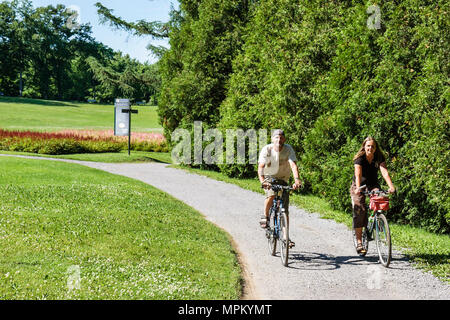 Quebec Kanada, Parc du Bois de Coulonge, öffentlicher Park, Paar, Mann, Männer, Frau, Frauen, Fahrrad, Radfahren, Reiten, Radfahren, Fahrer, Radweg, Kanada070710 Stockfoto