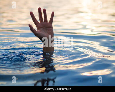 Ertrinkende Opfer, Hand des Ertrinkenden, die Hilfe benötigen. Ausfall und Rescue-Konzept. Stockfoto