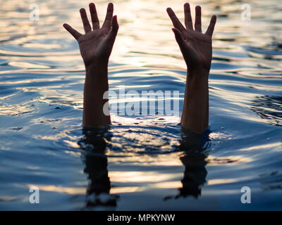 Ertrinkende Opfer, Hand des Ertrinkenden, die Hilfe benötigen. Ausfall und Rescue-Konzept. Stockfoto