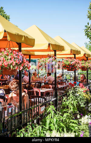 Quebec City Canada, Canadian, North America, American, Lower Town, Place Royal, Außenterrasse mit Tischen im Freien, Abendessen, Sonnenschirmen, Restaurant-Restaurant Stockfoto