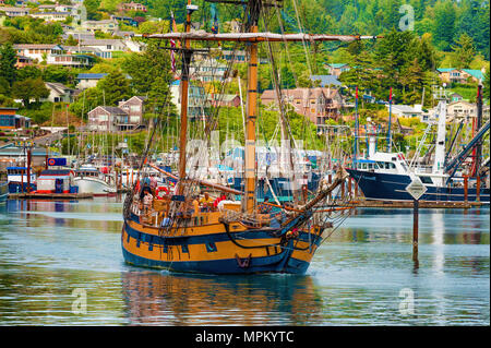 Newport, Oregon, USA - 25. Mai 2016: Tall Ship der hawaiischen Häuptling Anschluss am Newport, Oregon für einen Abend Segel in Yaquina Bay Bucht. Stockfoto