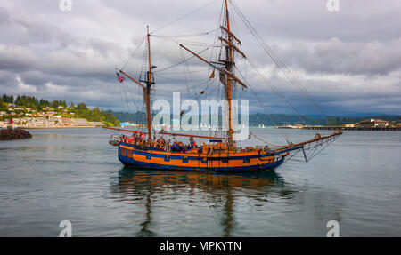 Newport, Oregon, USA - 25. Mai 2016: Hawaiian Häuptling Motoren aus Port in Yaquina Bay in Newport, Oregon, wo es wird angehoben, um die Segel für eine Stockfoto