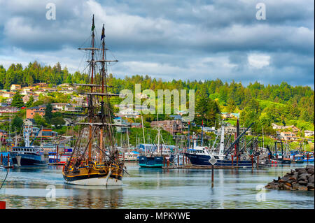 Newport, Oregon, USA - 25. Mai; 2016: Tall Ship Lady Washington verlassen Newport Harbor. Stockfoto