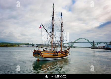 Newport, Oregon, USA - 25. Mai 2016: Tall Ship der hawaiischen Cheiftan Anschluss am Newport, Oregon zu Open water Segel für einen Abend in die Segel zu setzen Stockfoto