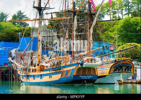 Newport, Oregon, USA - 25. Mai 2016: Tall Ships Lady Washington und Hawaiianische Cheiftan angedockt Seite an Seite Yaquina Bay marinia in Newport auf dem Oreg Stockfoto